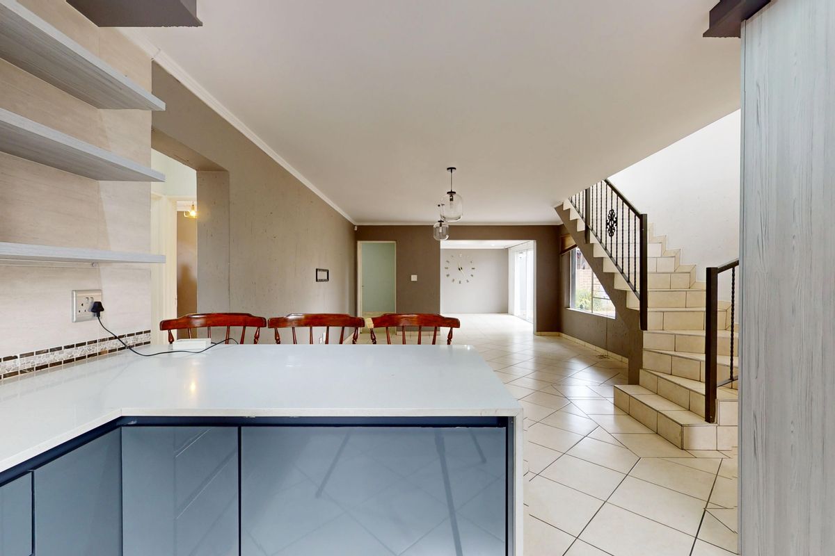 Spacious & modern Family Home with Loft & Private Pool in Secure Ravenswood Estate - Photo 4
