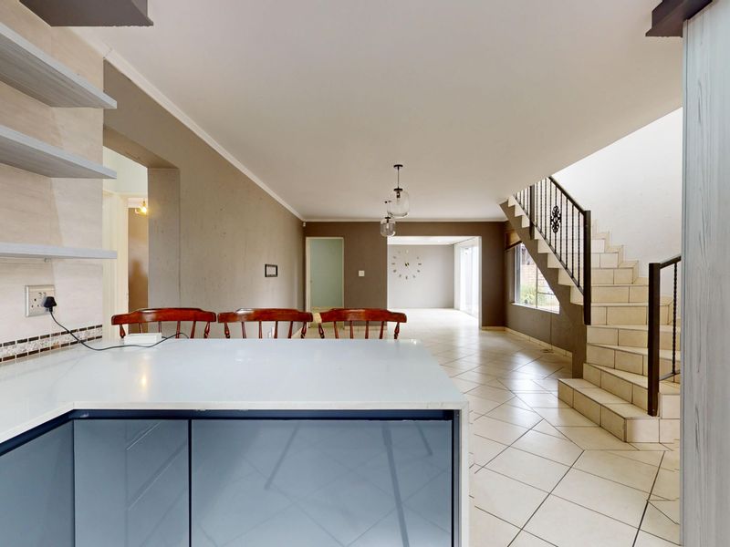 Spacious & modern Family Home with Loft & Private Pool in Secure Ravenswood Estate - Photo 4