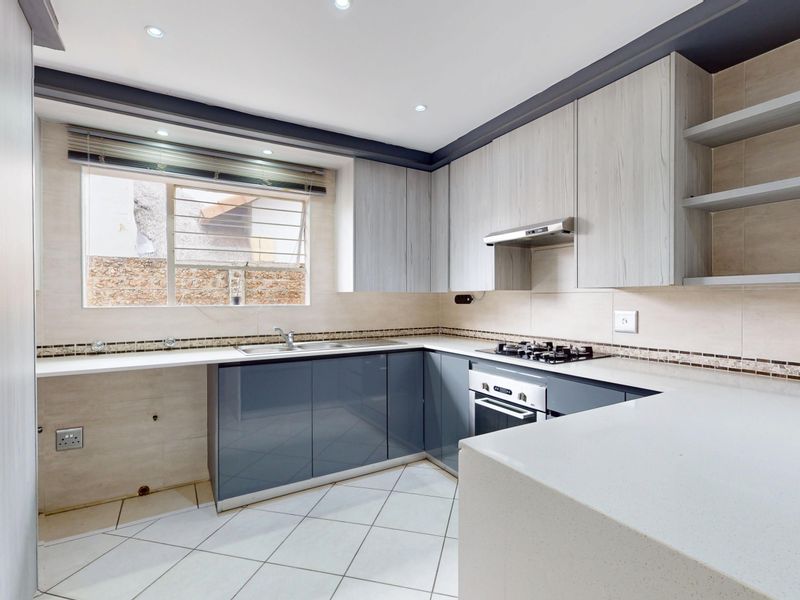 Spacious & modern Family Home with Loft & Private Pool in Secure Ravenswood Estate - Photo 1