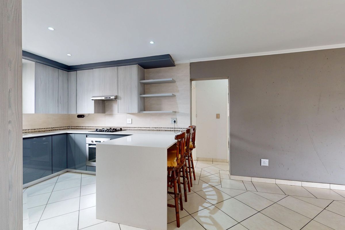 Spacious & modern Family Home with Loft & Private Pool in Secure Ravenswood Estate - Photo 5