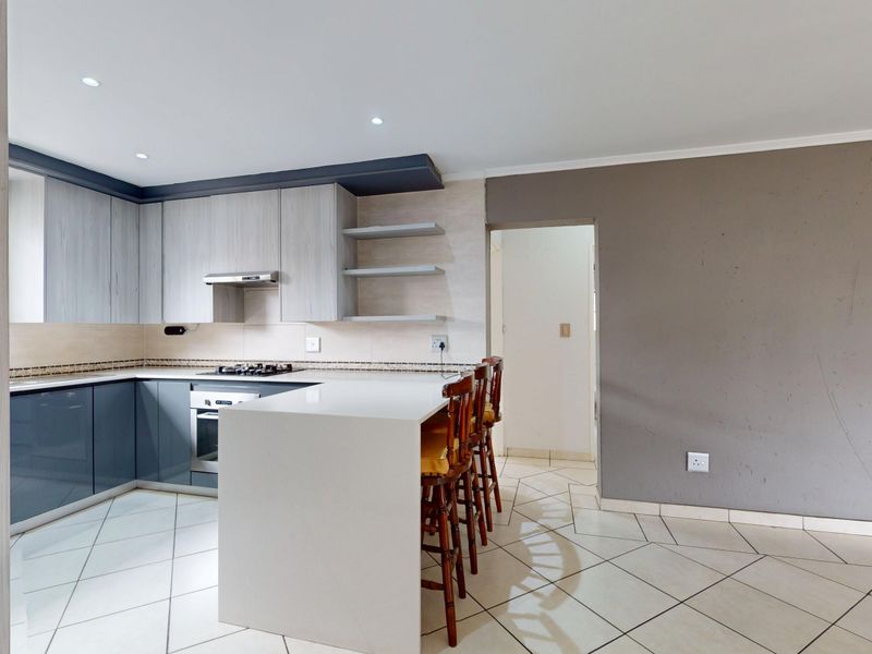 Spacious & modern Family Home with Loft & Private Pool in Secure Ravenswood Estate - Photo 5
