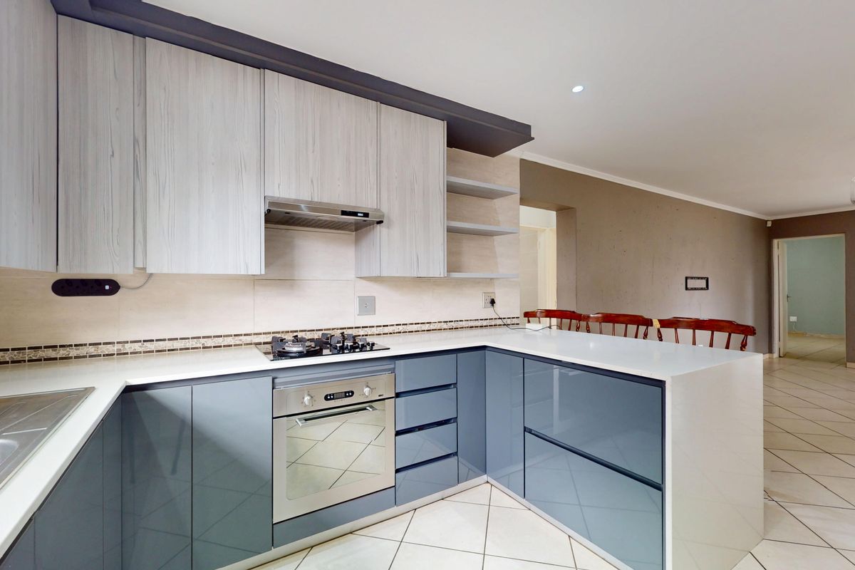Spacious & modern Family Home with Loft & Private Pool in Secure Ravenswood Estate - Photo 3