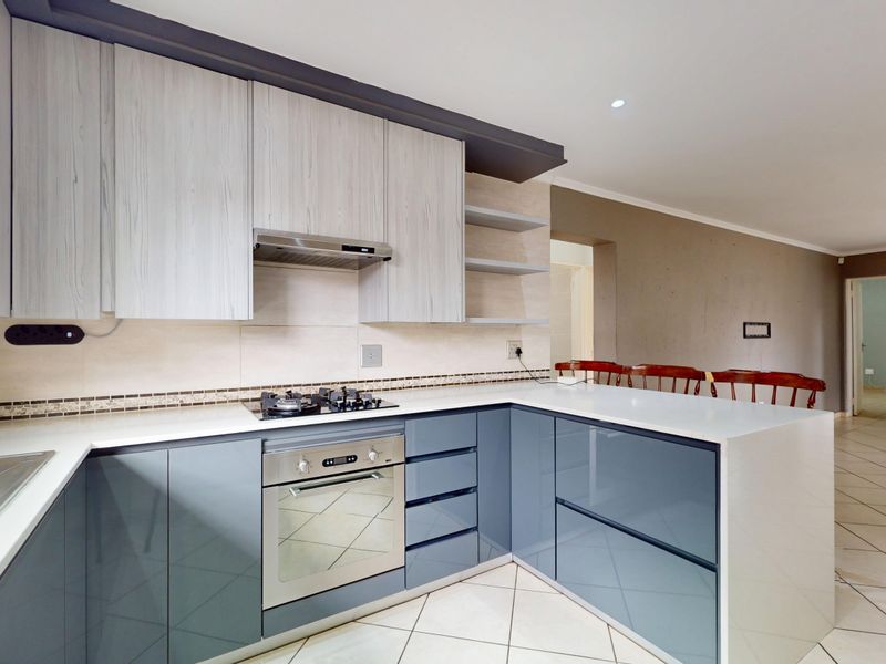 Spacious & modern Family Home with Loft & Private Pool in Secure Ravenswood Estate - Photo 3