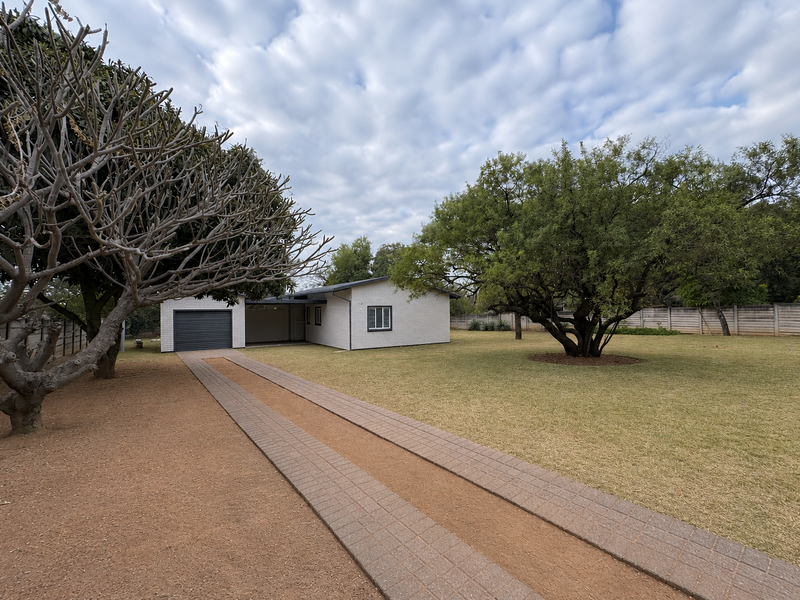 Beautifully Renovated Family Home - Photo 1