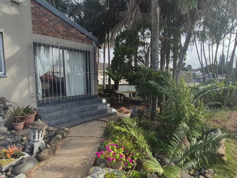 Spacious 5 Bedroom House For Sale - Photo 1