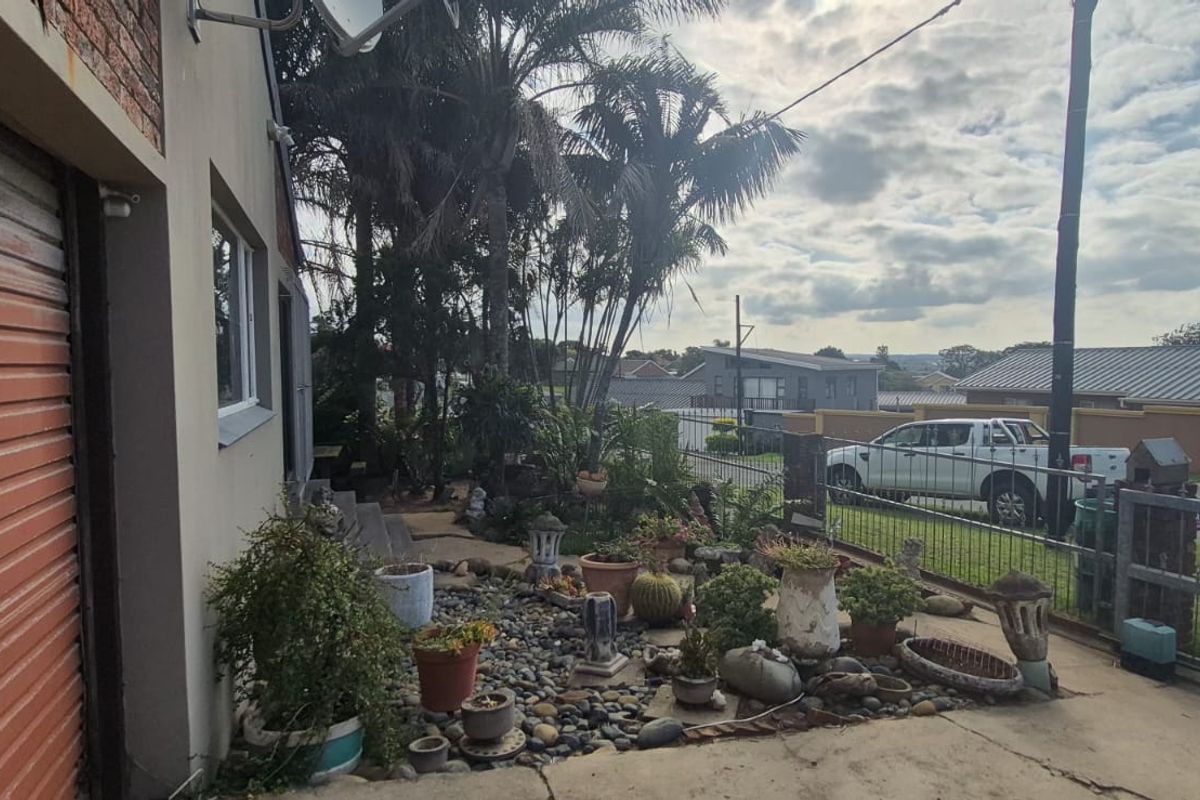 Spacious 5 Bedroom House For Sale - Photo 2