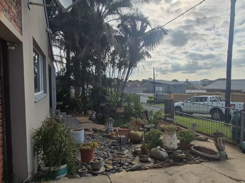 Spacious 5 Bedroom House For Sale - Photo 2