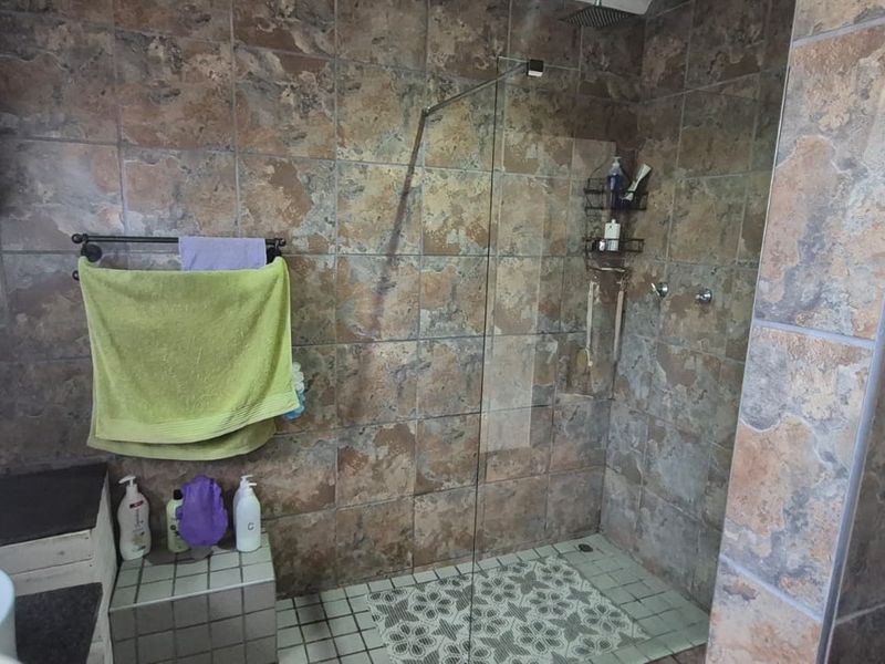 Spacious 5 Bedroom House For Sale - Photo 10
