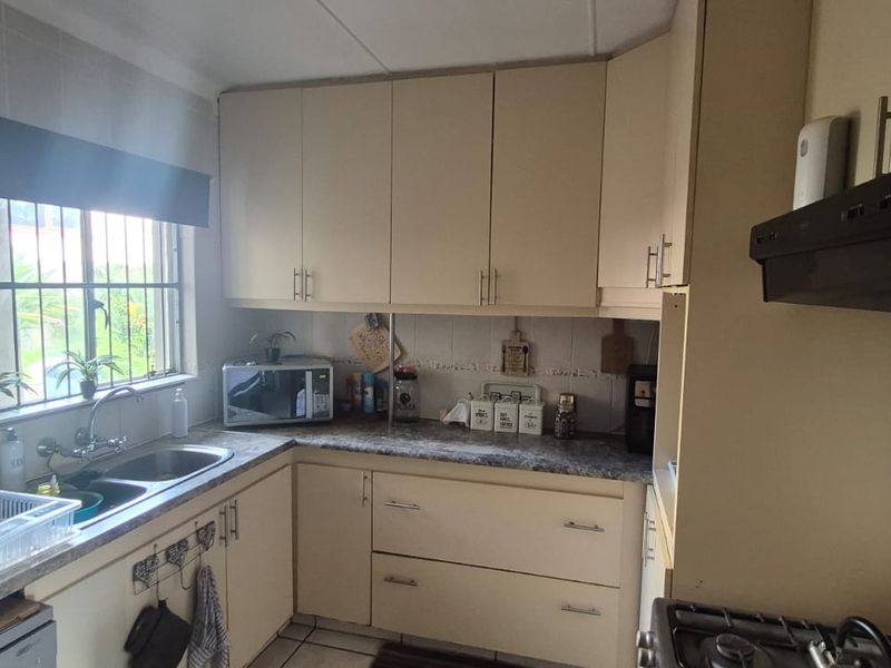 Spacious 5 Bedroom House For Sale - Photo 9
