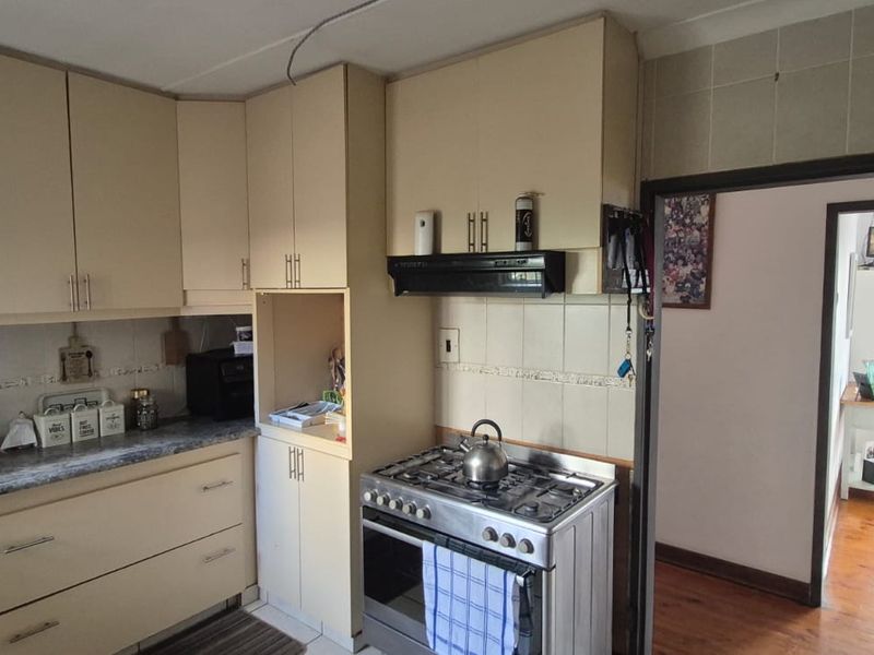 Spacious 5 Bedroom House For Sale - Photo 8