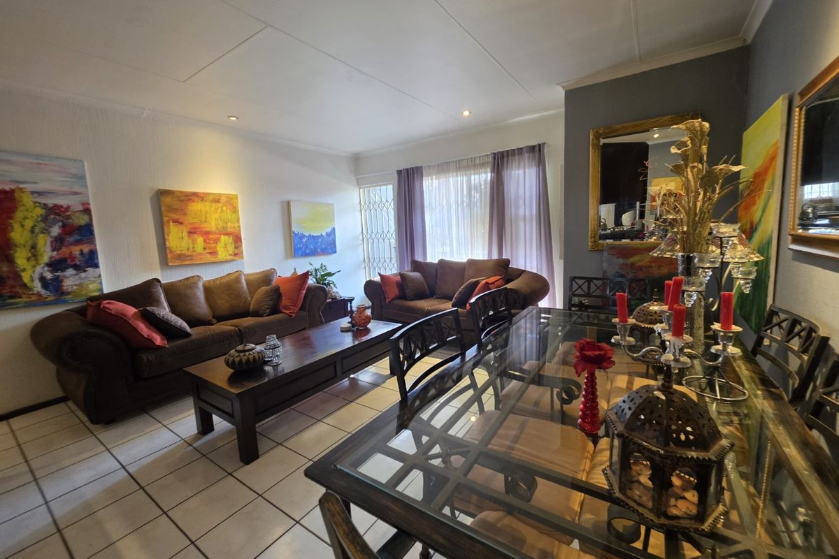 Comfort, Convenience & Secure Living - Spacious 2-Bedroom Townhouse for Sale in New Redruth – - Photo 5