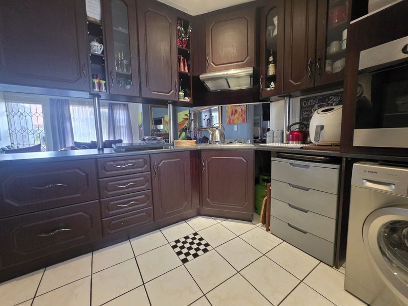 Comfort, Convenience & Secure Living - Spacious 2-Bedroom Townhouse for Sale in New Redruth – - Photo 1