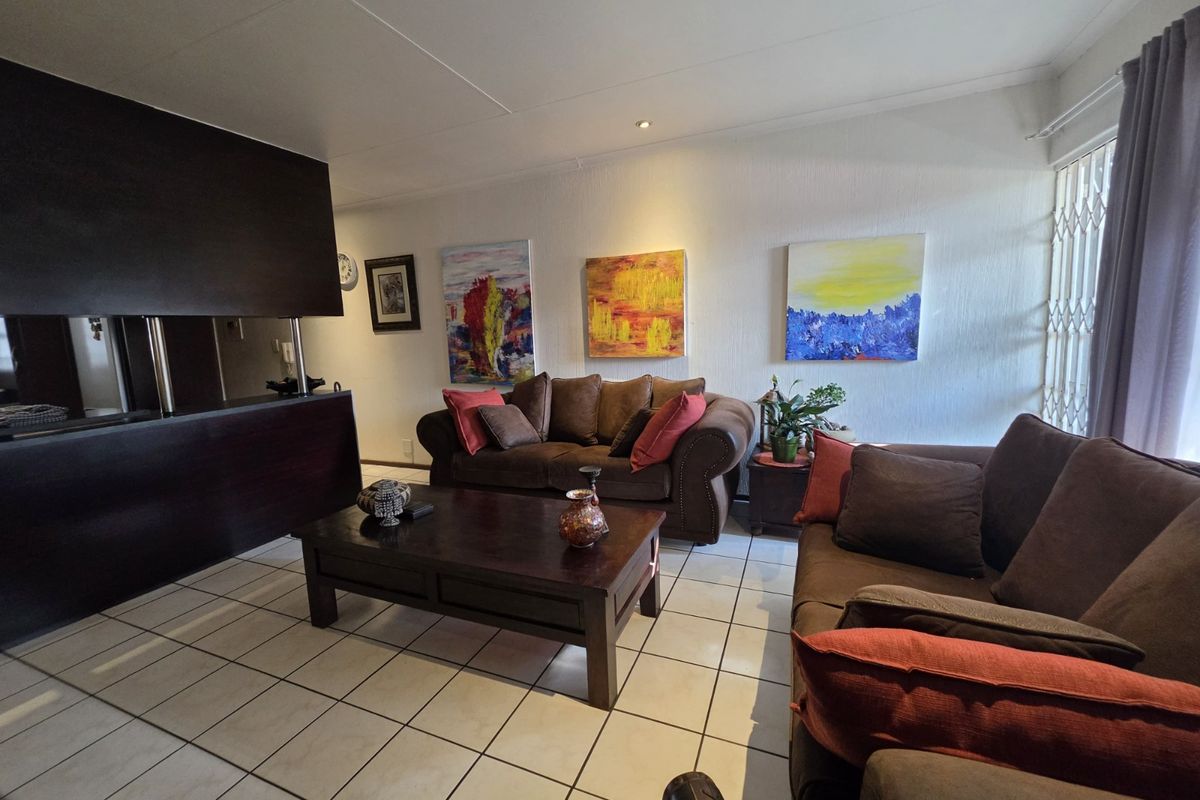 Comfort, Convenience & Secure Living - Spacious 2-Bedroom Townhouse for Sale in New Redruth – - Photo 4