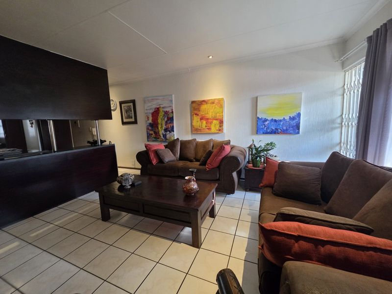 Comfort, Convenience & Secure Living - Spacious 2-Bedroom Townhouse for Sale in New Redruth – - Photo 4