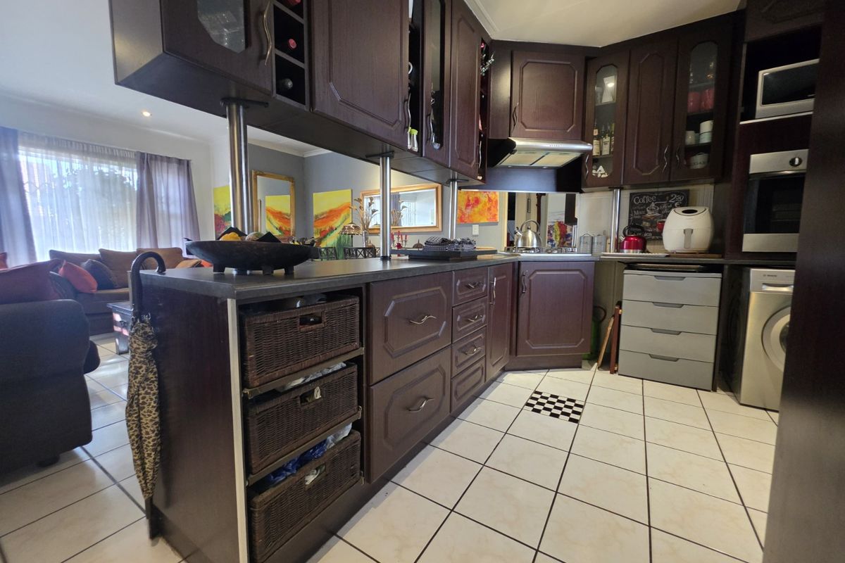 Comfort, Convenience & Secure Living - Spacious 2-Bedroom Townhouse for Sale in New Redruth – - Photo 2