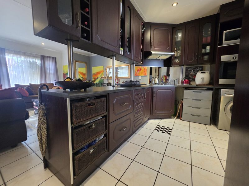 Comfort, Convenience & Secure Living - Spacious 2-Bedroom Townhouse for Sale in New Redruth – - Photo 2