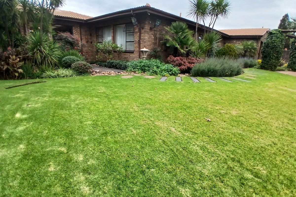 CLASSIC FACEBRICK FAMILY HAVEN WITH LUSH GARDEN - Photo 2