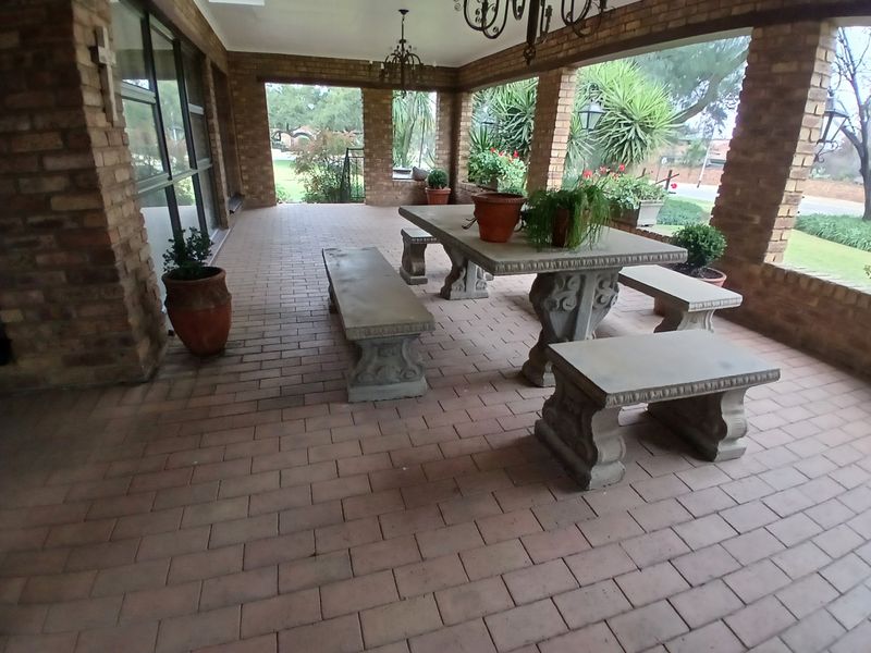 CLASSIC FACEBRICK FAMILY HAVEN WITH LUSH GARDEN - Photo 10