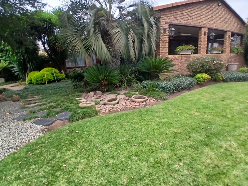 CLASSIC FACEBRICK FAMILY HAVEN WITH LUSH GARDEN - Photo 7