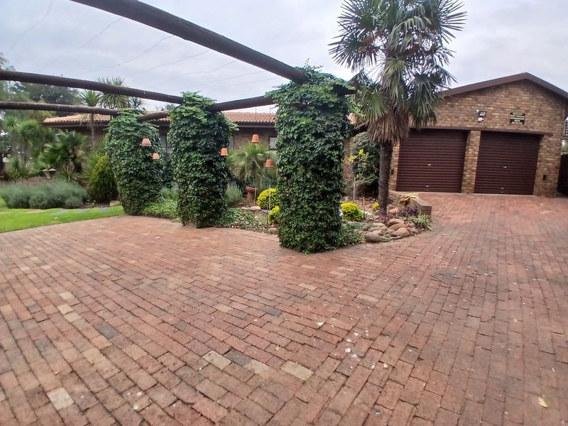 CLASSIC FACEBRICK FAMILY HAVEN WITH LUSH GARDEN - Photo 6