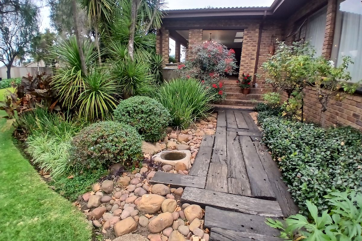 CLASSIC FACEBRICK FAMILY HAVEN WITH LUSH GARDEN - Photo 5
