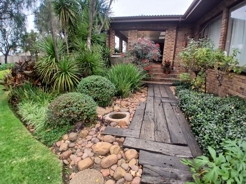 CLASSIC FACEBRICK FAMILY HAVEN WITH LUSH GARDEN - Photo 5