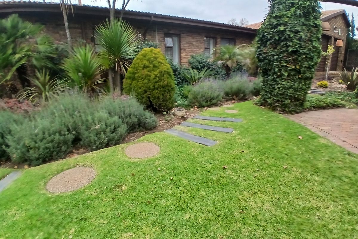 CLASSIC FACEBRICK FAMILY HAVEN WITH LUSH GARDEN - Photo 4
