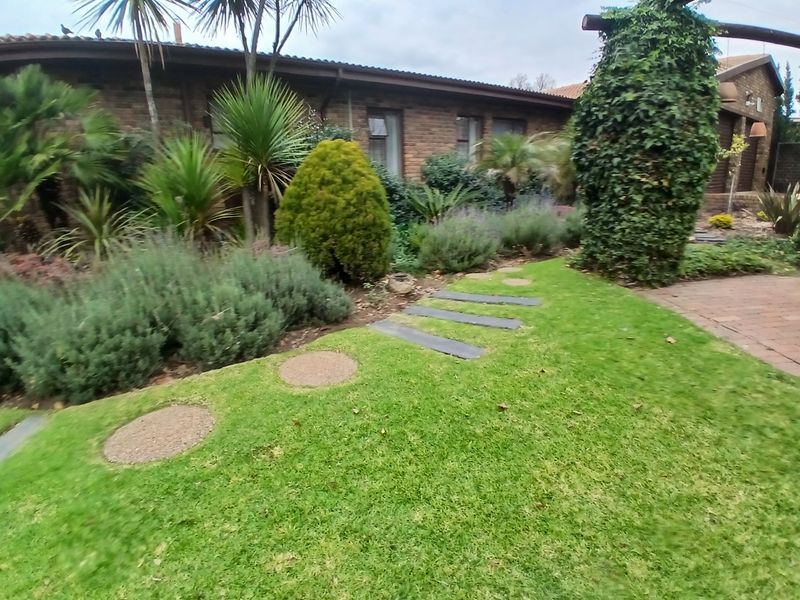 CLASSIC FACEBRICK FAMILY HAVEN WITH LUSH GARDEN - Photo 4