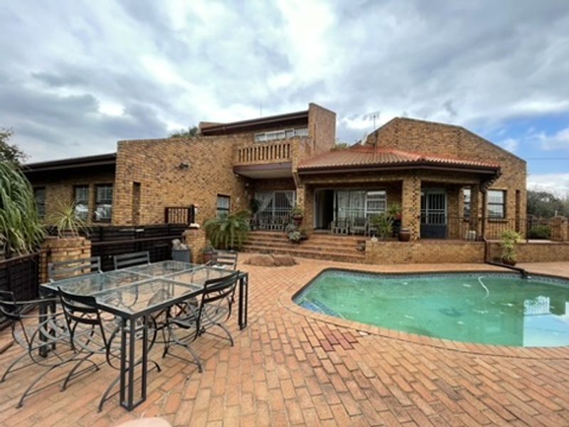 SECURE LUXURIOUS WITH BREATHTAKING MOUNTAIN VIEWS!!! JUST MOVE IN & RELAX!!! - Photo 1