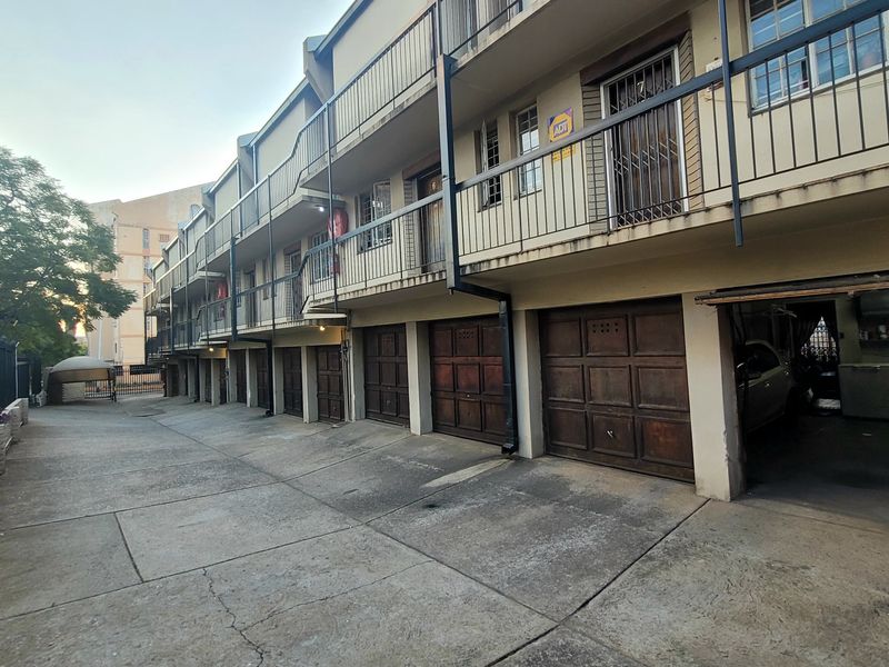 Spacious 3-Bedroom Apartment for Sale in Sunnyside - Photo 1
