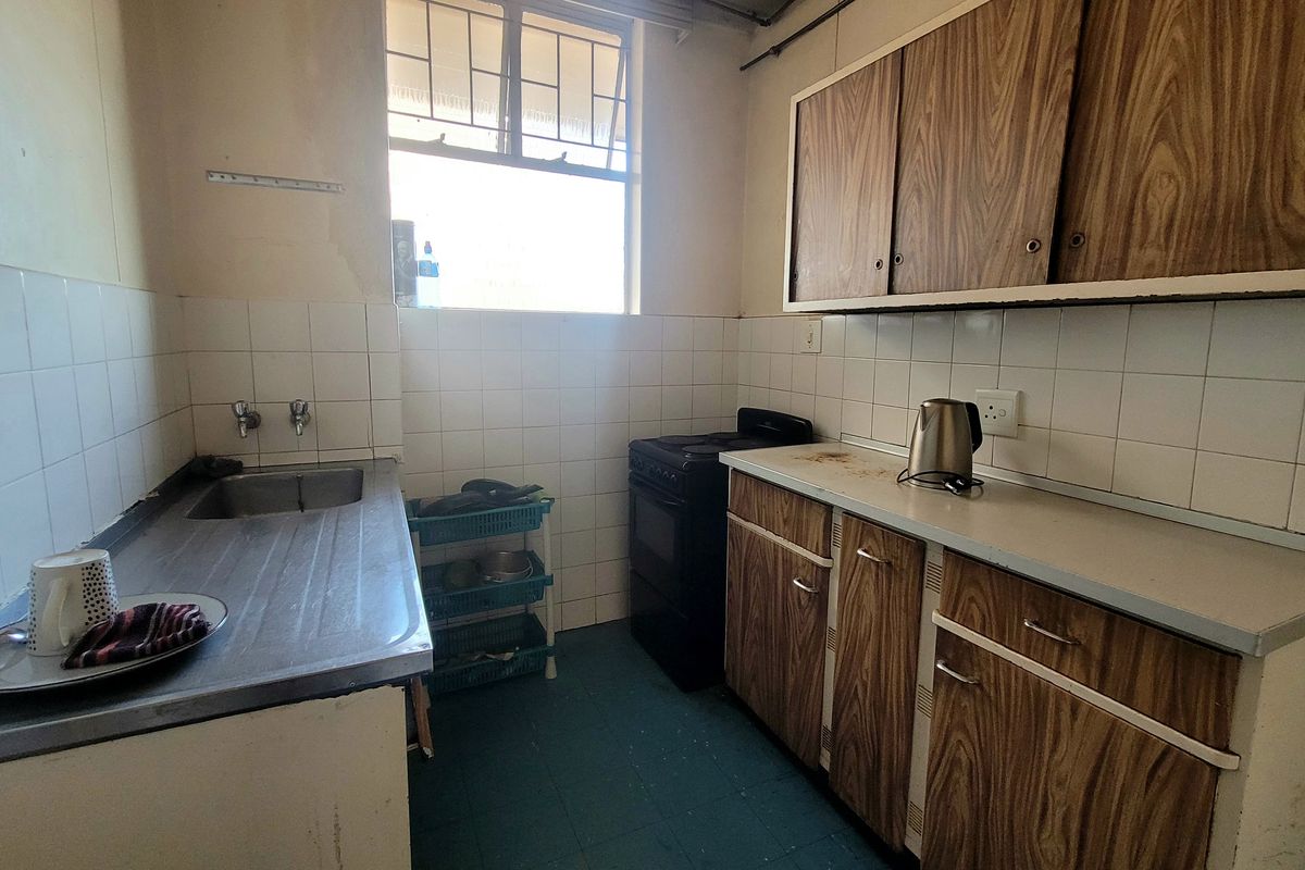 Spacious 1.5 Bedroom Apartment in the Heart of Sunnyside - Photo 4