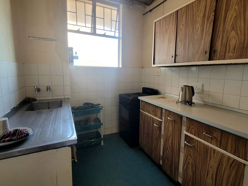 Spacious 1.5 Bedroom Apartment in the Heart of Sunnyside - Photo 4