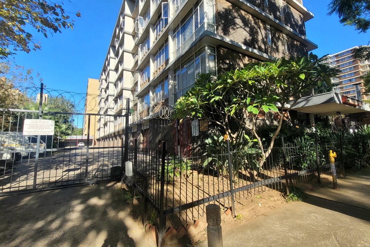 Spacious 1.5 Bedroom Apartment in the Heart of Sunnyside - Photo 2