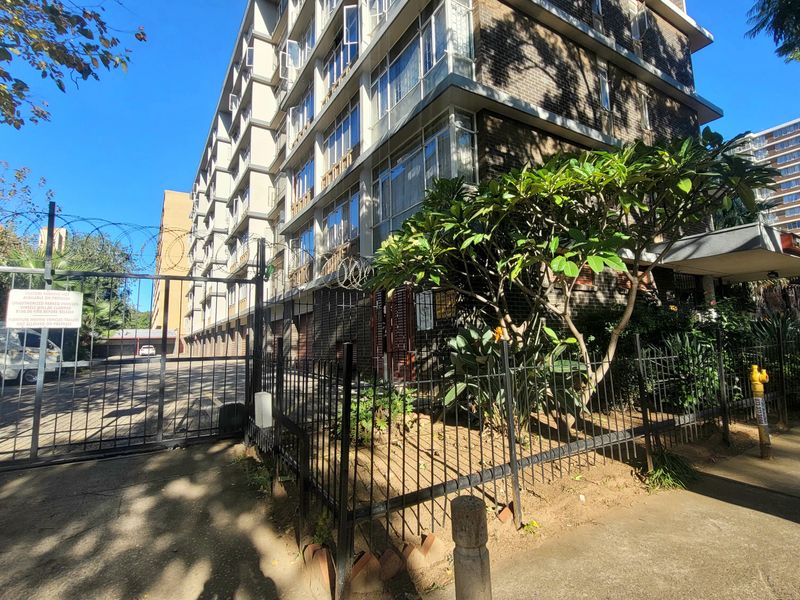 Spacious 1.5 Bedroom Apartment in the Heart of Sunnyside - Photo 2