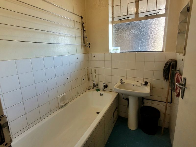 Spacious 1.5 Bedroom Apartment in the Heart of Sunnyside - Photo 6
