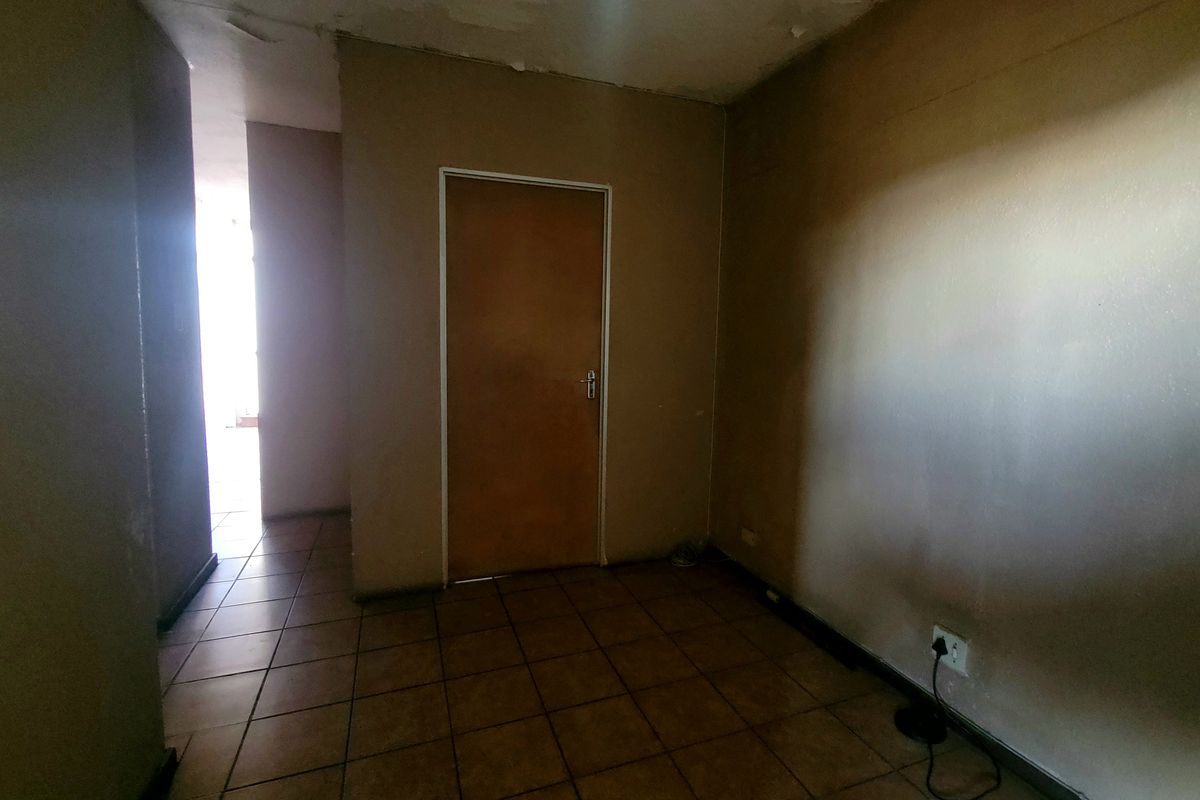Spacious 1.5 Bedroom Apartment in the Heart of Sunnyside - Photo 3