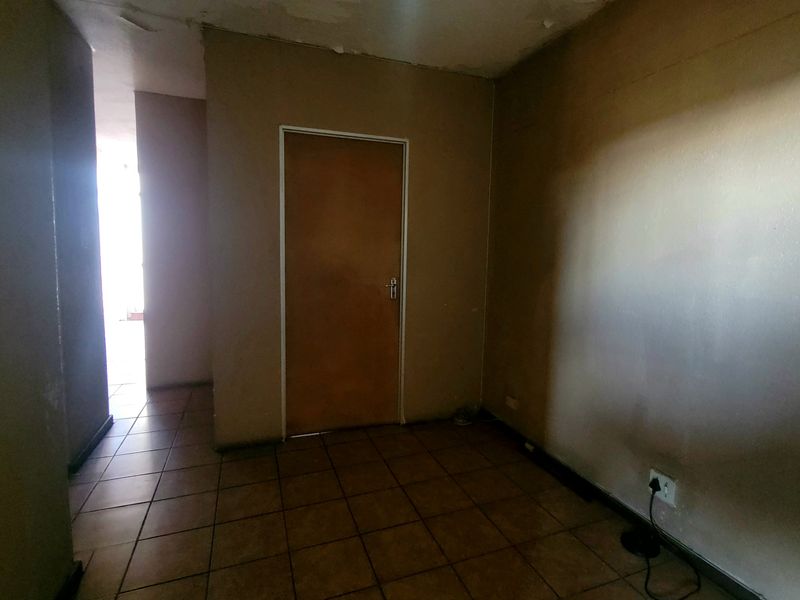 Spacious 1.5 Bedroom Apartment in the Heart of Sunnyside - Photo 3