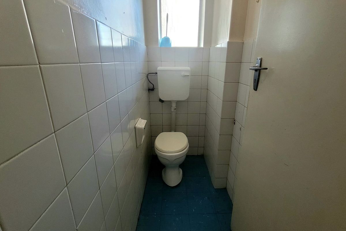Spacious 1.5 Bedroom Apartment in the Heart of Sunnyside - Photo 5
