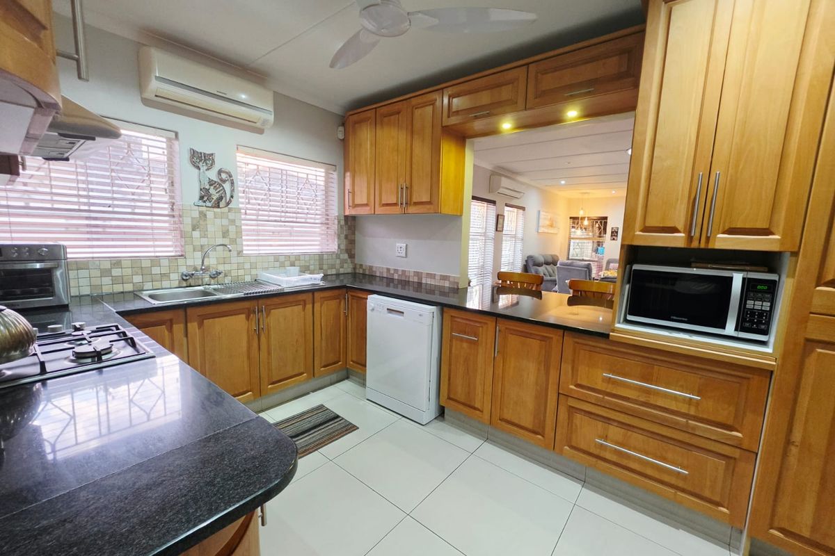 Beautiful 3-Bedroom Family Home in a Secure Complex - Photo 4