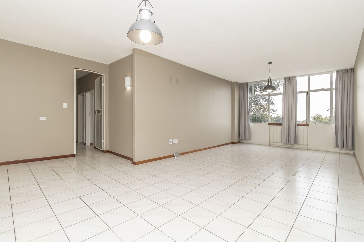 Beautiful Renovated Apartment in Hillcrest Complex - Photo 3