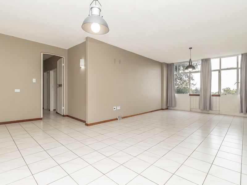 Beautiful Renovated Apartment in Hillcrest Complex - Photo 3