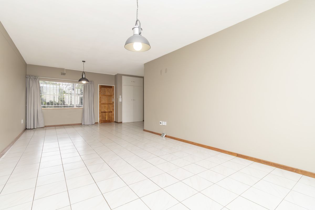 Beautiful Renovated Apartment in Hillcrest Complex - Photo 4