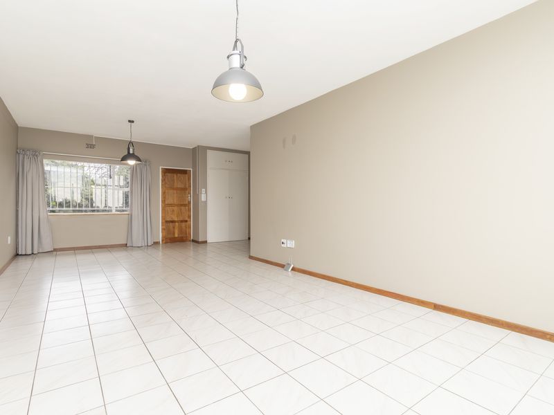 Beautiful Renovated Apartment in Hillcrest Complex - Photo 4