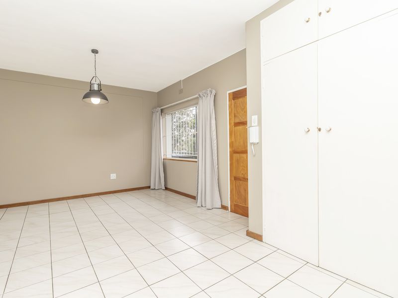 Beautiful Renovated Apartment in Hillcrest Complex - Photo 8