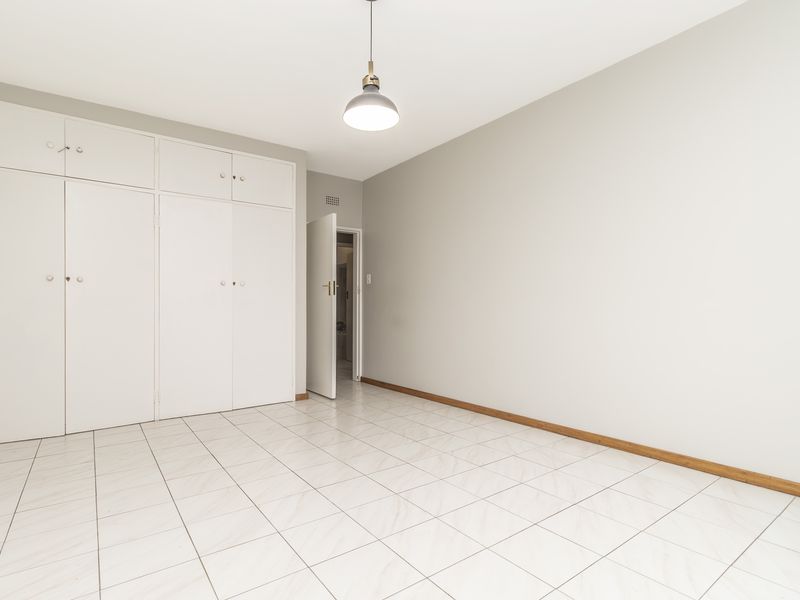 Beautiful Renovated Apartment in Hillcrest Complex - Photo 10