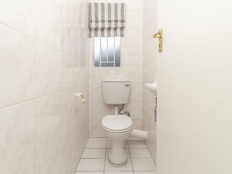 Beautiful Renovated Apartment in Hillcrest Complex - Photo 9