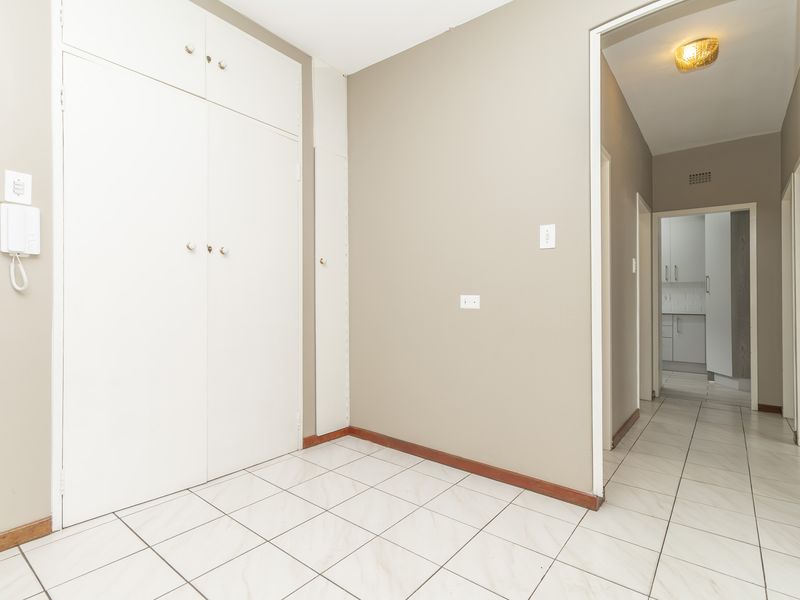 Beautiful Renovated Apartment in Hillcrest Complex - Photo 7