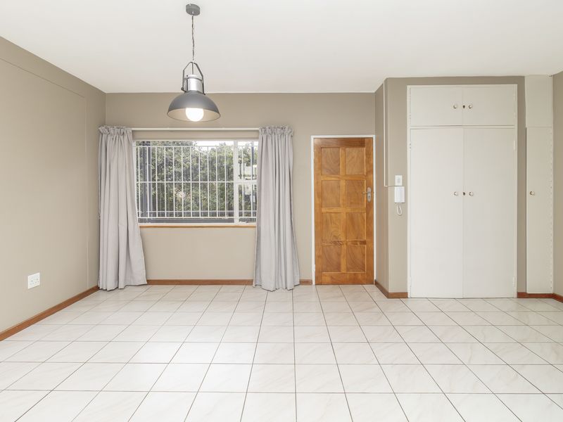 Beautiful Renovated Apartment in Hillcrest Complex - Photo 6