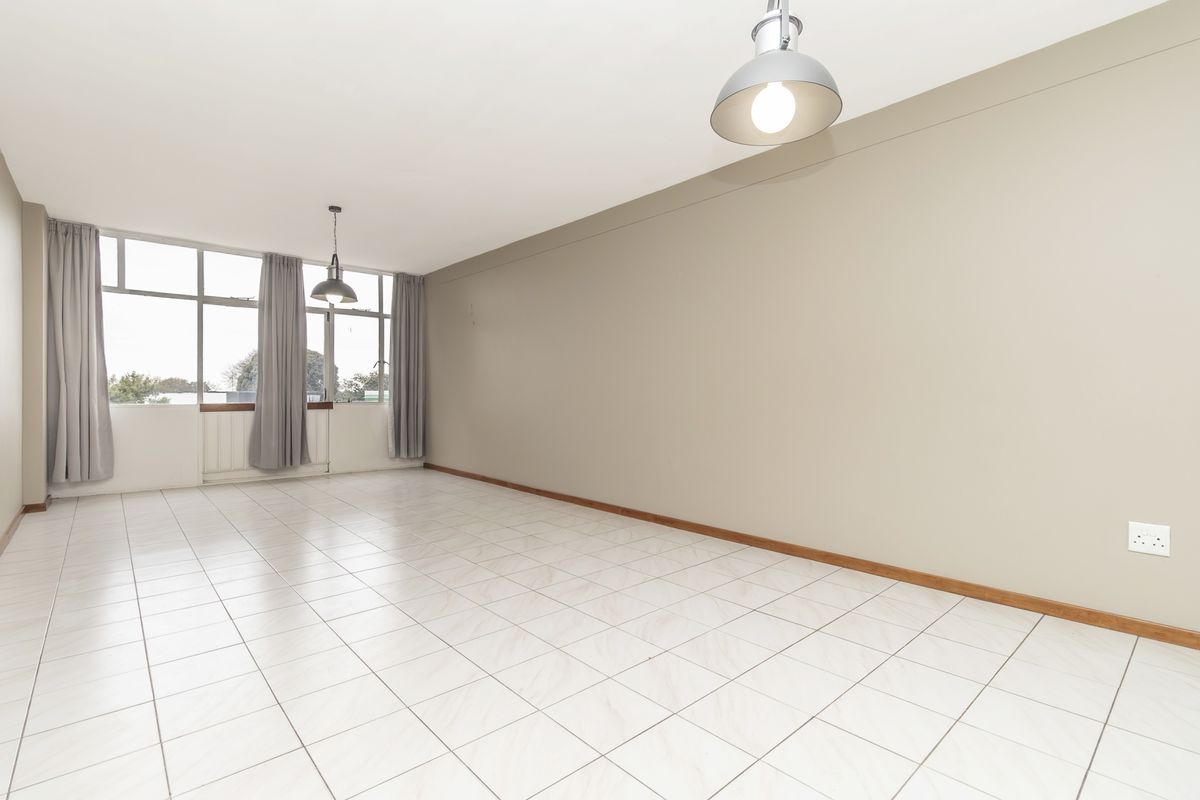 Beautiful Renovated Apartment in Hillcrest Complex - Photo 2