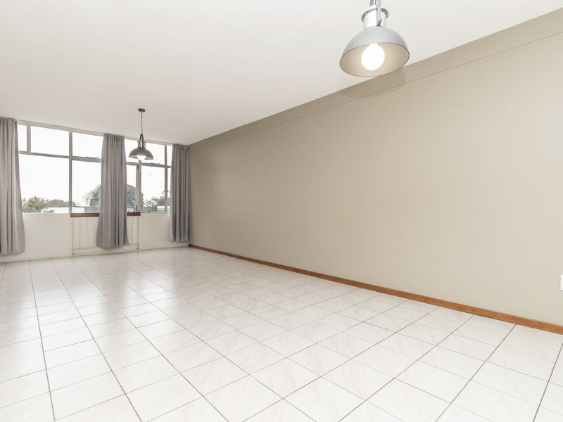 Beautiful Renovated Apartment in Hillcrest Complex - Photo 2